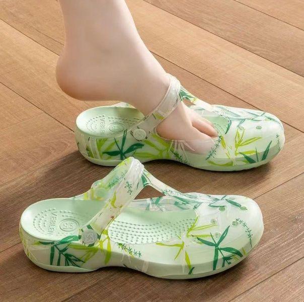 How to Choose the Perfect Crocs Shoes for Women to Style Outfits Like a Fashionista